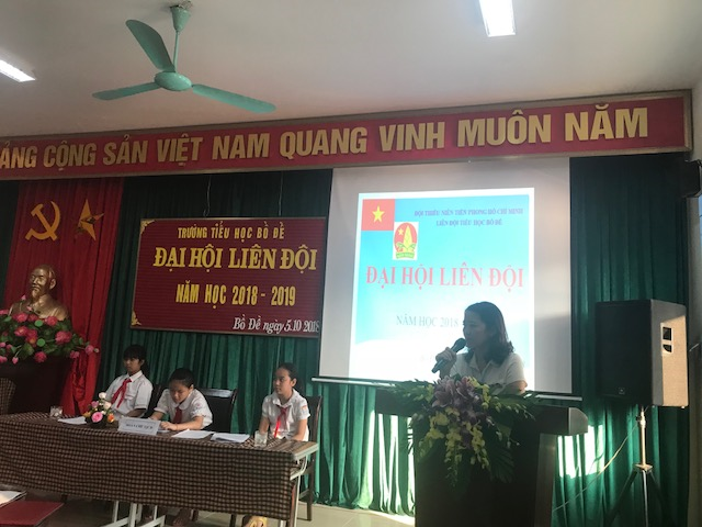 cô Bùi Thiên Hương- phó HT phát biểu đại hội 